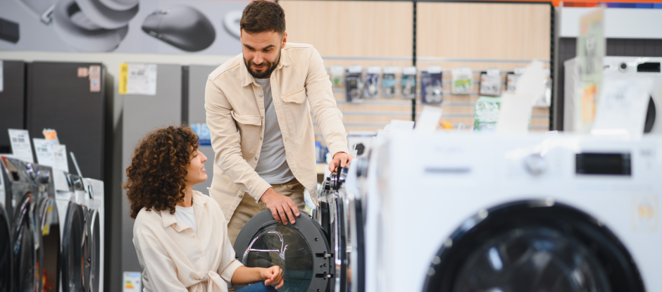 Man en vrouw kopen wasmachine